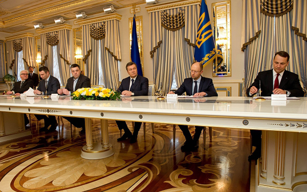 Yanukovych and opposition leaders sign deal
