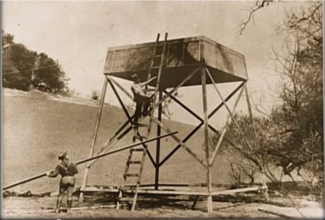 Hatfield używał drewnianych , wysokich wież z których uwalniał tajemnicze chemikalia do atmosfery by powodować deszcz.
